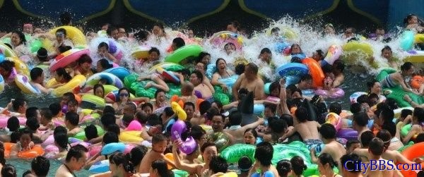 “中国死海”四川省遂宁死海景区万人冲浪，人挤人场面令人震惊