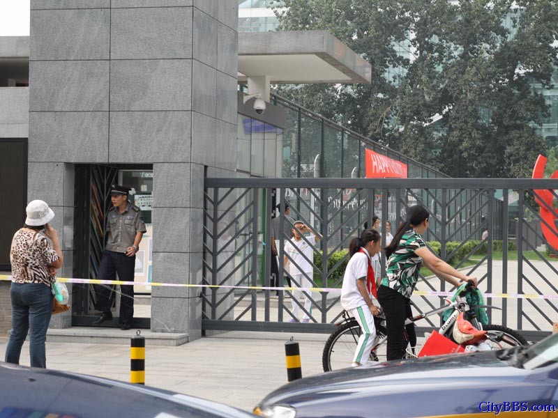 一位家长告诉我们，现在这里的生源大部分都是拥有外国国籍的中国人，真正外交部的子女还是少数。不过他后面 ...