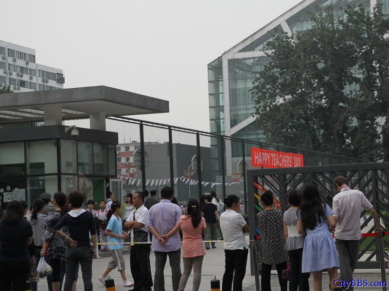 校门口，家长们也严阵以待，随着放学时间的临近，校门口的家长也越来越多。在等候的过程中，家长们互相交流 ...