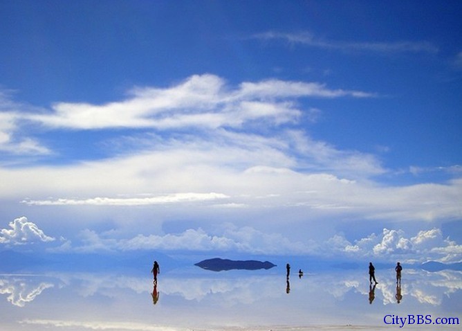 天空之镜：最接近天堂的地方 玻利维亚的乌尤尼盐沼（Uyuni Salt Flat）