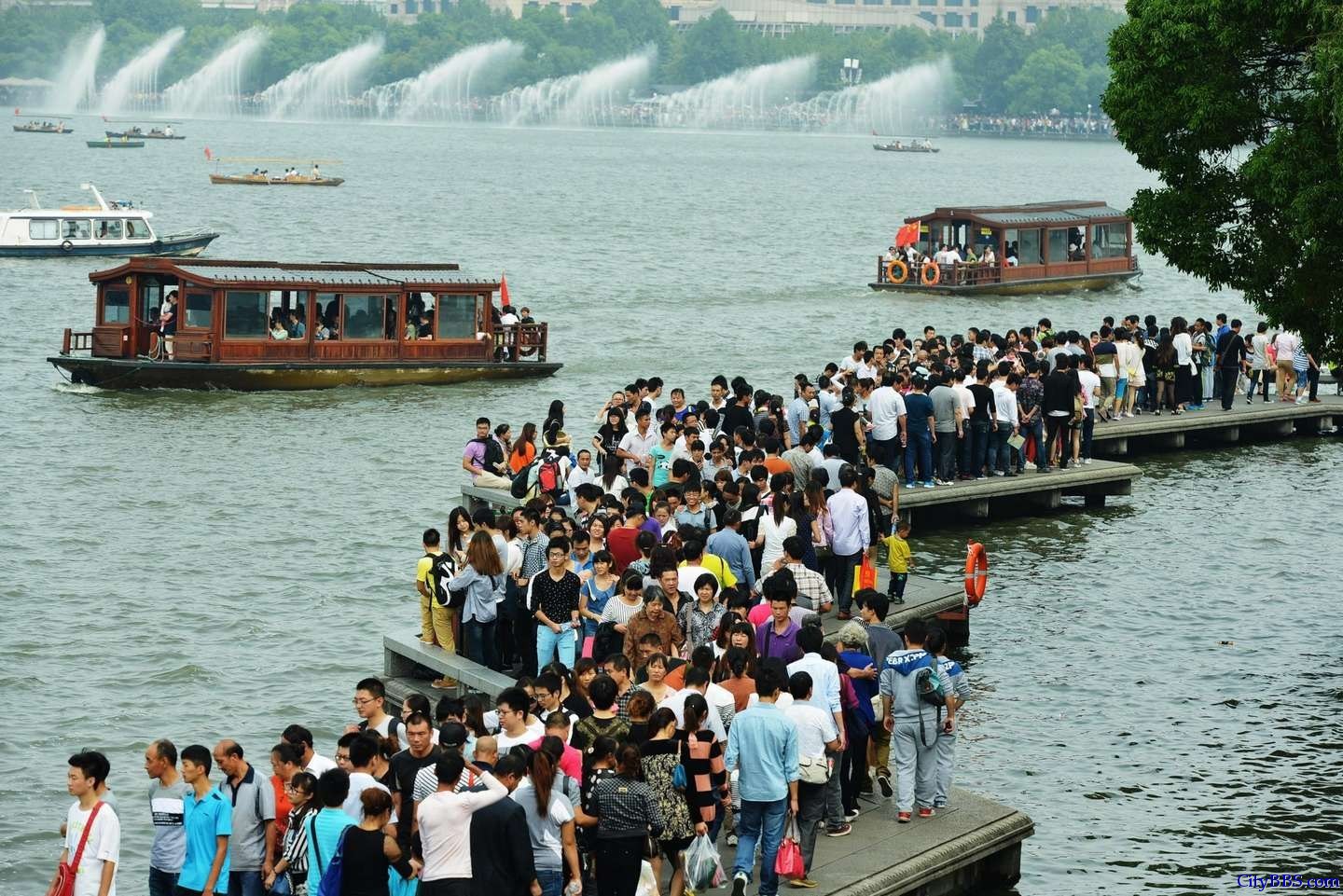 国庆黄金周 西湖景区爆满 西湖边人头攒动