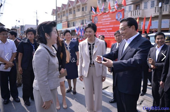 李克强在泰国总理英拉陪同下参观清迈