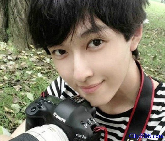 中国男子赵一铭因美貌走红韩国论坛