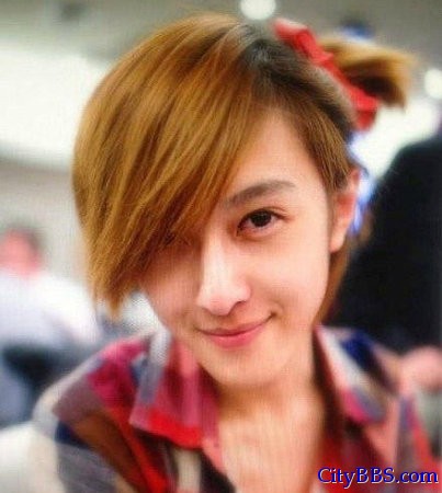 中国男子赵一铭因美貌走红韩国论坛