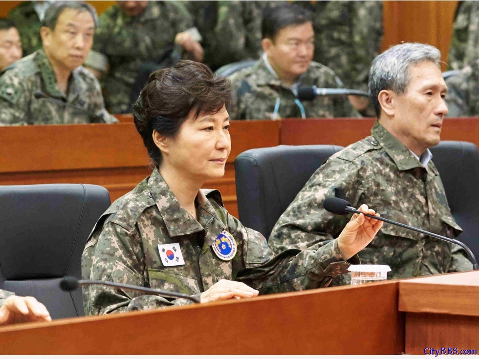 朴槿惠身着戎装视察第三军司令部
