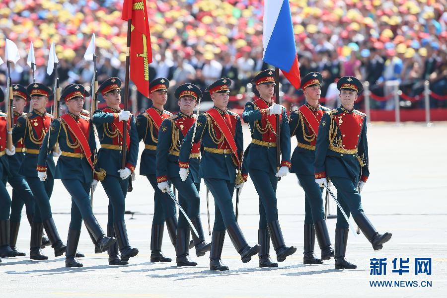 俄军方队举的那面旗帜插上德国国会大厦的那面光荣胜利旗