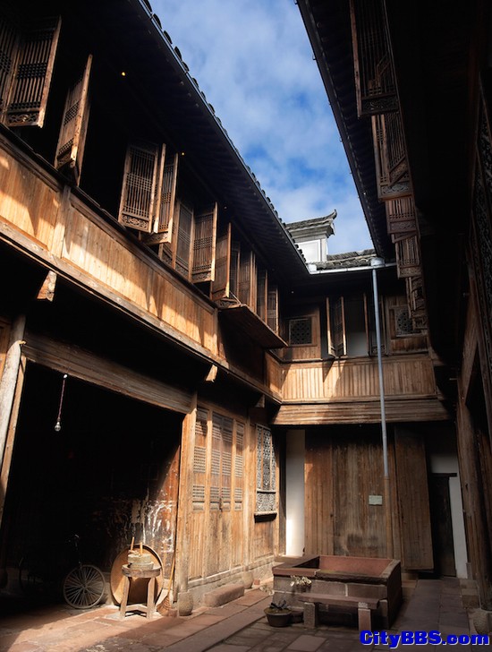 200年徽派古建筑因拆迁废弃 被运往美国重建