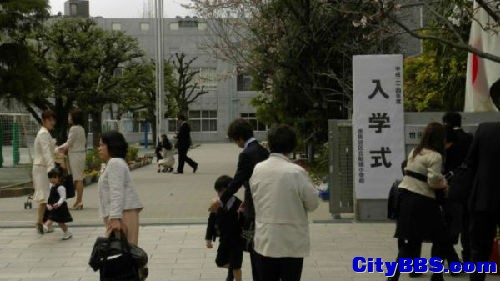 日本的育儿观与中国也很不同，无论城乡，传宗接代义务的意识很低