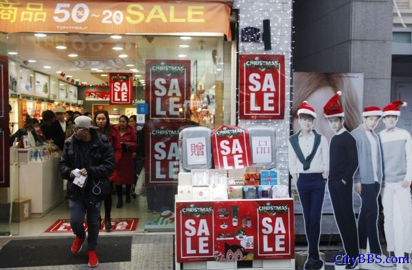 韩国首尔，人们从一家打折的化妆品商店里走出
