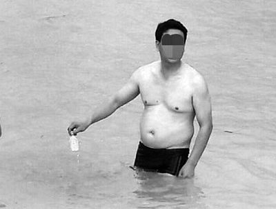 中国游客在鸡蛋岛喂鱼