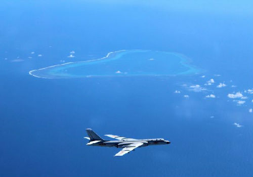 空军轰-6K飞机在黄岩岛等岛礁附近空域巡航
