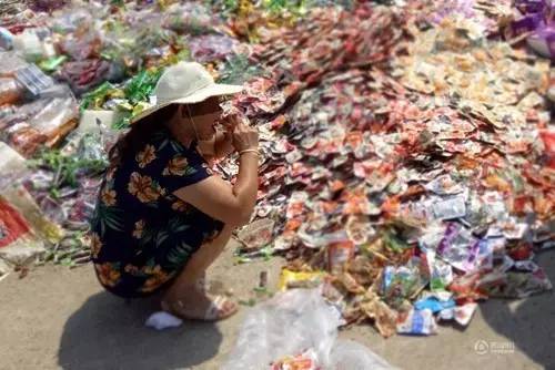 上海街头出现一台食物免费冰箱