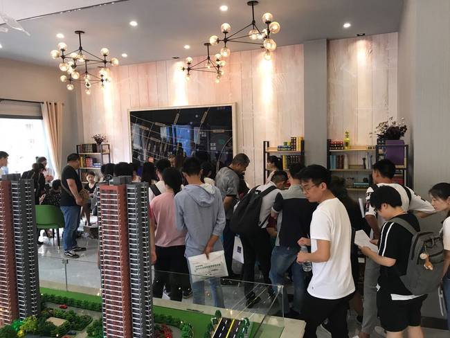 售楼部里，购房者们正在递交材料登记.jpg
