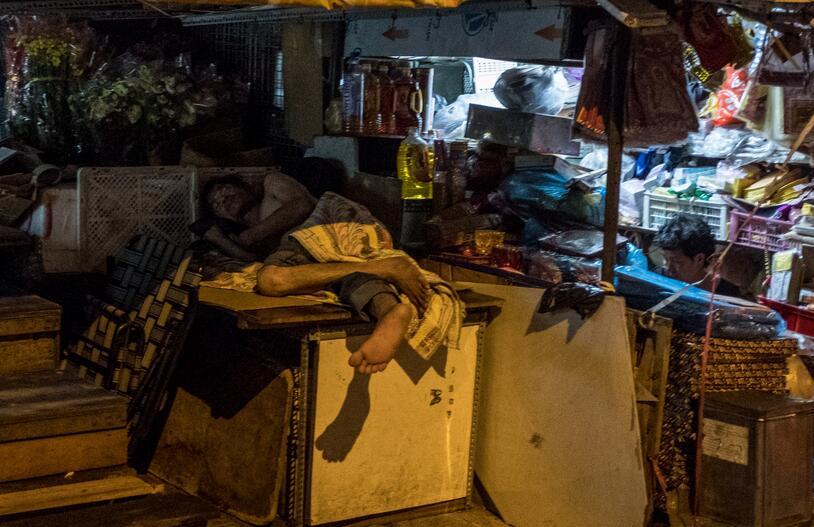 实拍越南夜生活，一边是纸醉灯谜，一边是艰难生活7.jpg