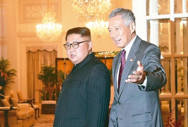 北韩领导人金正恩（左）十日在新加坡总统府与新加坡总理李显龙