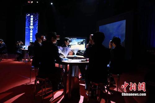 学生在体验5G.jpg