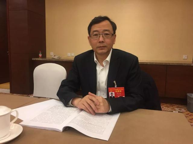 代表给财政报告挑错
