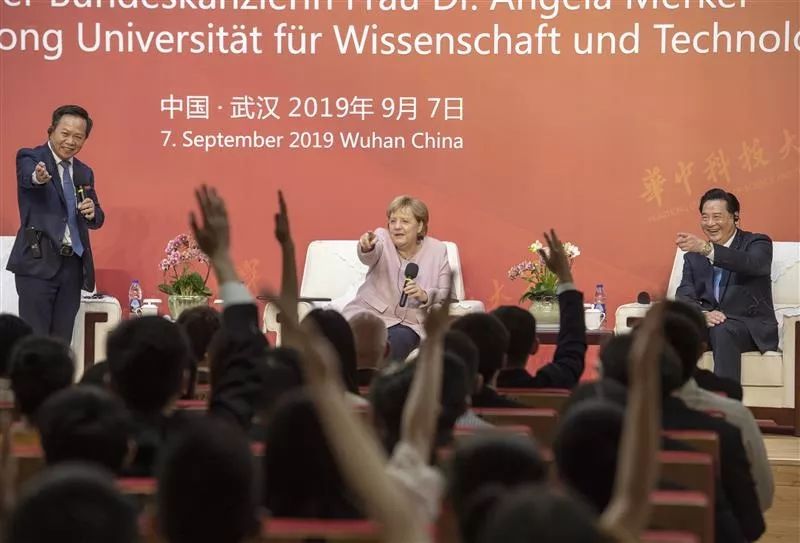 默克尔在华中科技大学演讲 提到这些中国名人