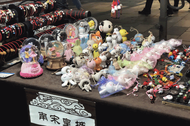 售卖各种不太精美手工艺品的河坊街.gif
