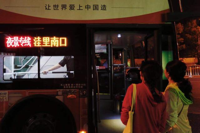 双层夜景观光线路开通