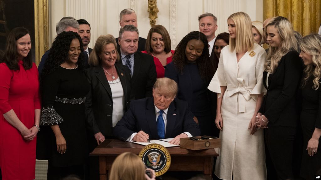 美国总统特朗普1月31日在白宫签署行政命令