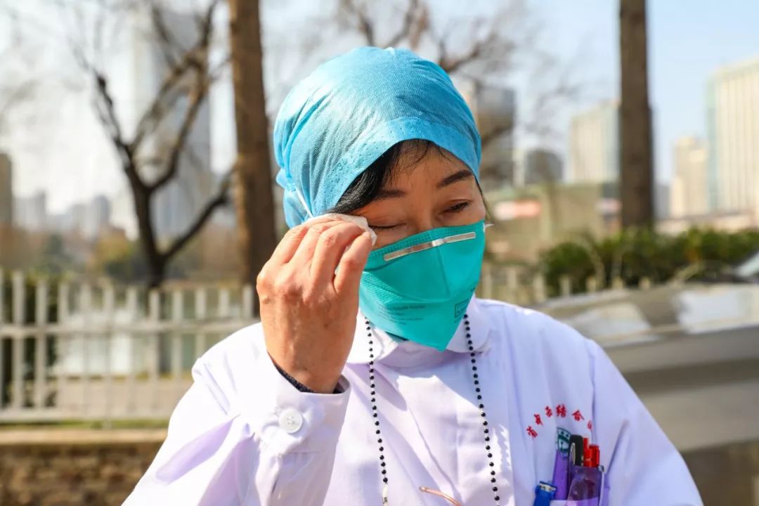 她最早判断出疫情并上报