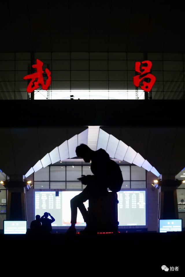  4月7日晚，一位旅客在武昌火车站站前广场上等待进站乘车