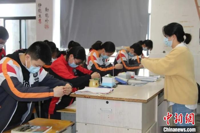 浙江117所学校推广作揖礼 专家：须坚持下去