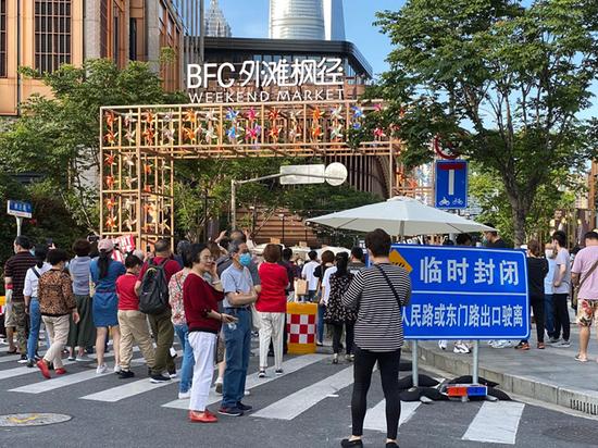 上海未开放个人摆摊 城管：怕一夜回到解放前