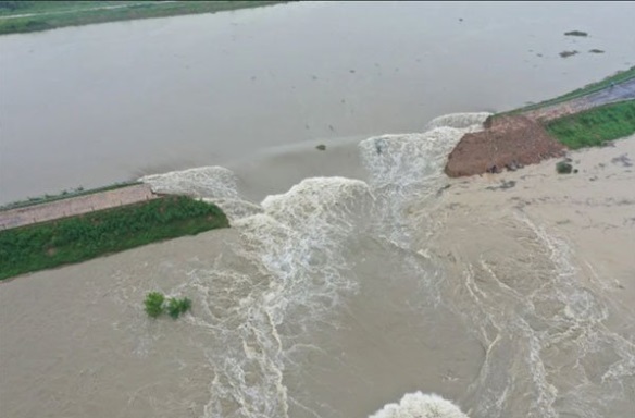 长江洪水高度又飙新高 地方开始炸堤泄洪2.jpg