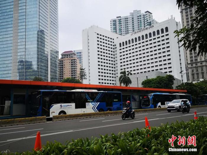 雨季提前到来雅加达遭受疫情和洪灾双重考验