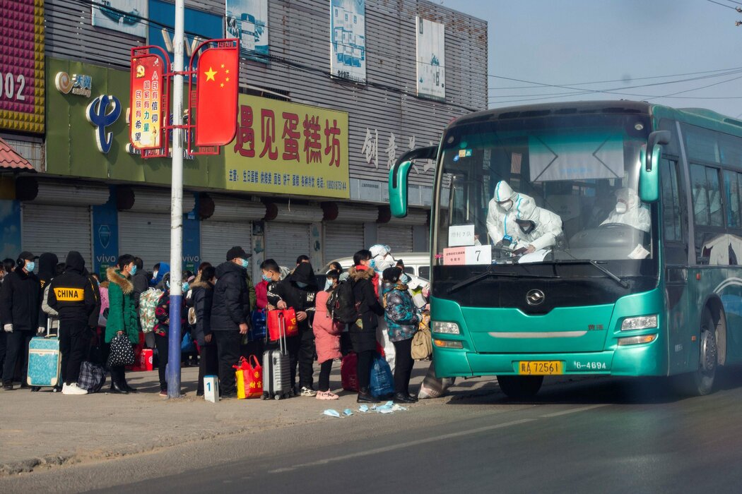 疫情卷土重来的石家庄，当地居民排队接受集中隔离.jpg