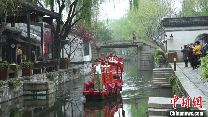 南浔古镇景区为游客们准备了水乡婚礼