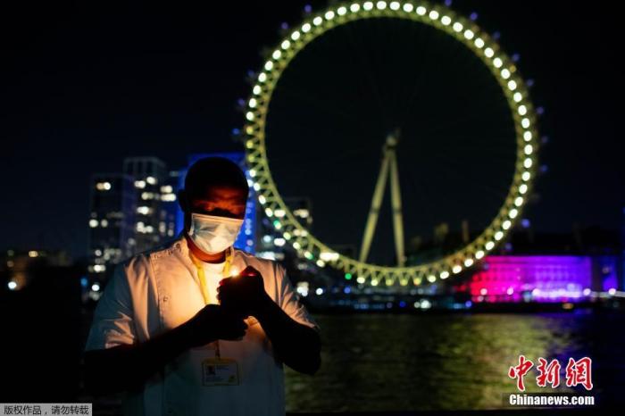 英国地标和建筑亮起黄色灯光