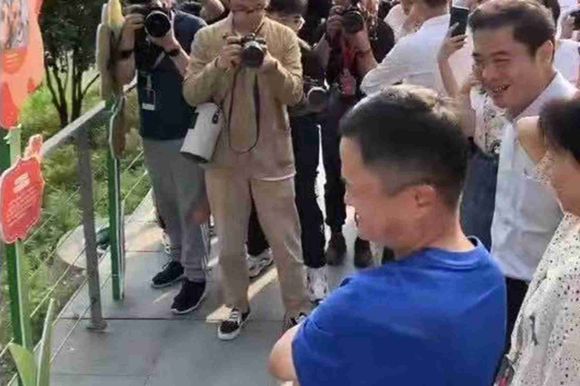 久未公开露面马云现身阿里巴巴总部 身形消瘦