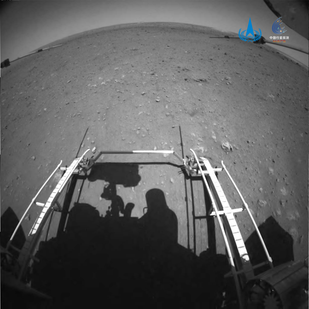 “祝融号”火星车成功驶上火星表面