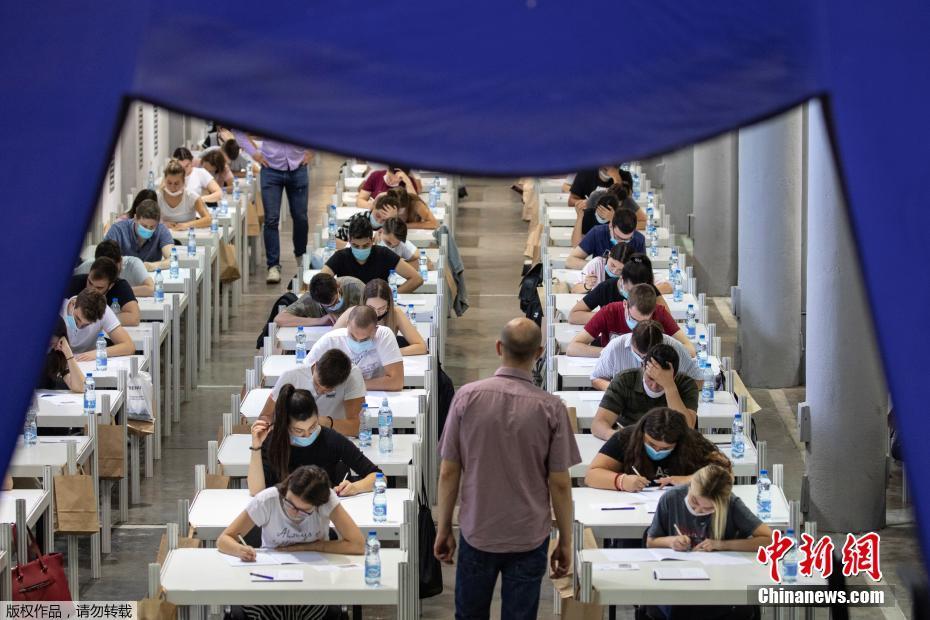 塞尔维亚贝尔格莱德，学生们在博览会大厅里参加大学入学考试