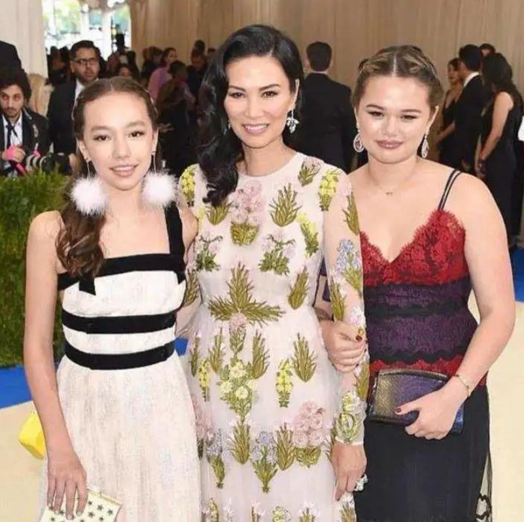 邓文迪对于两个女儿的教育，她也非常重视