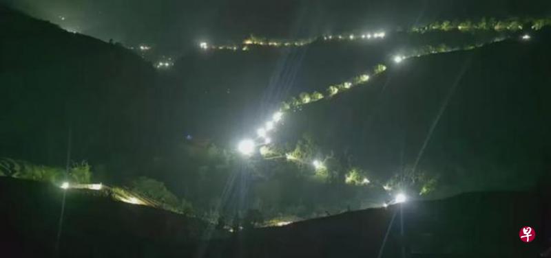 新“南方长城”由钢铁围栏和铁丝网组成