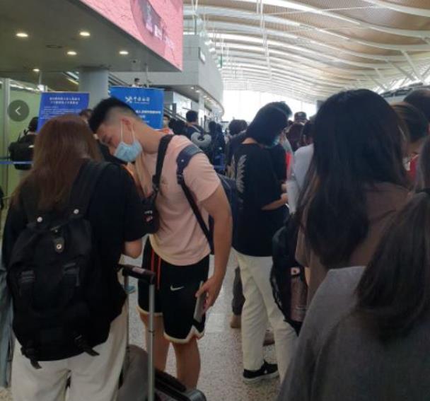 亲历浦东机场送行，赴美千米长队出国难