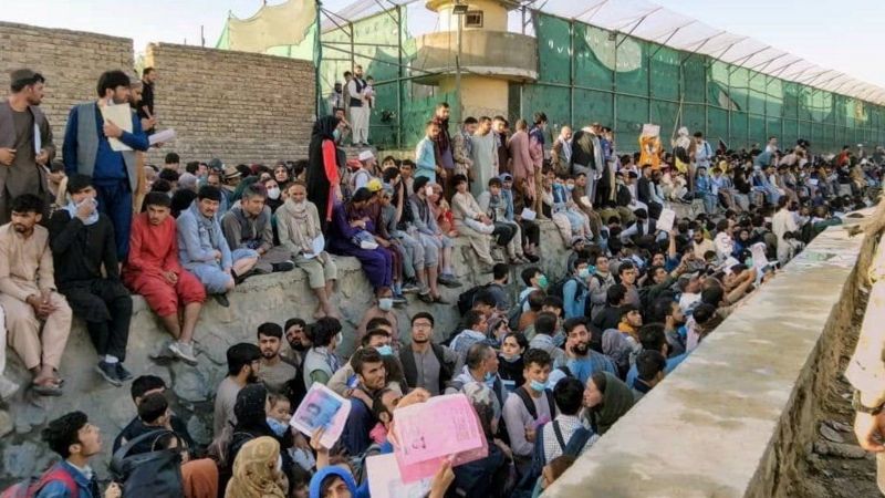 喀布尔机场外连日聚集着大批试图撤离的人