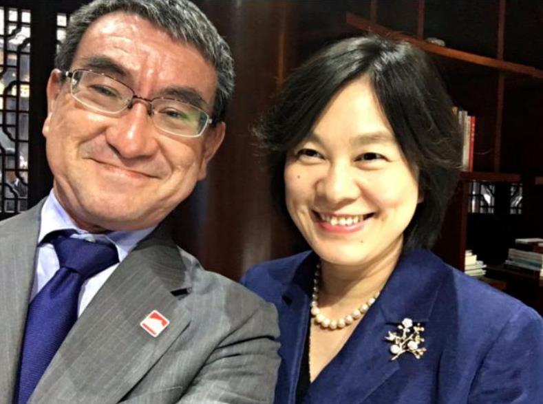 时任日本外相河野太郎与中国外交部发言人华春莹