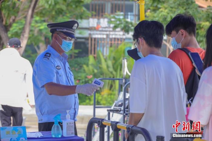 景区工作人员查测来访者体温