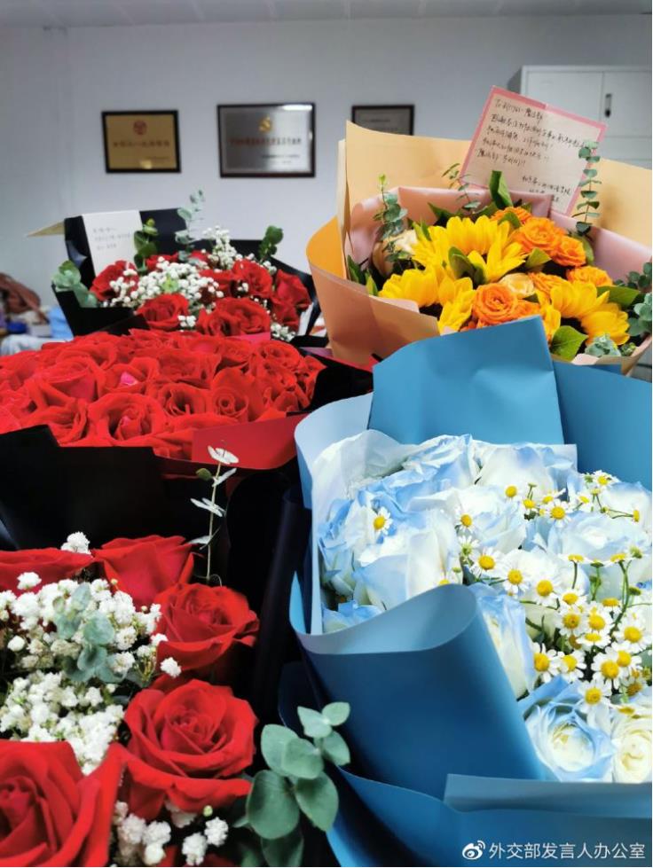 华春莹：办公室鲜花怒放