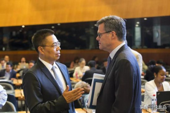 张向晨（左）在WTO总理事会前与美国大使交流