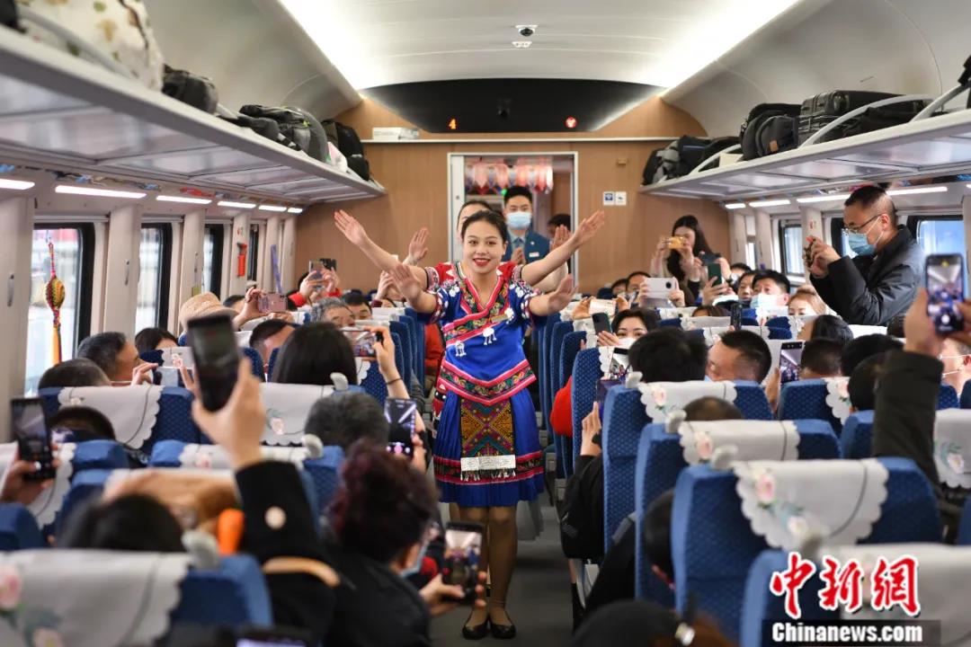 连接中国昆明和老挝首都万象、全线采用中国标准的中老铁路全线开通运营