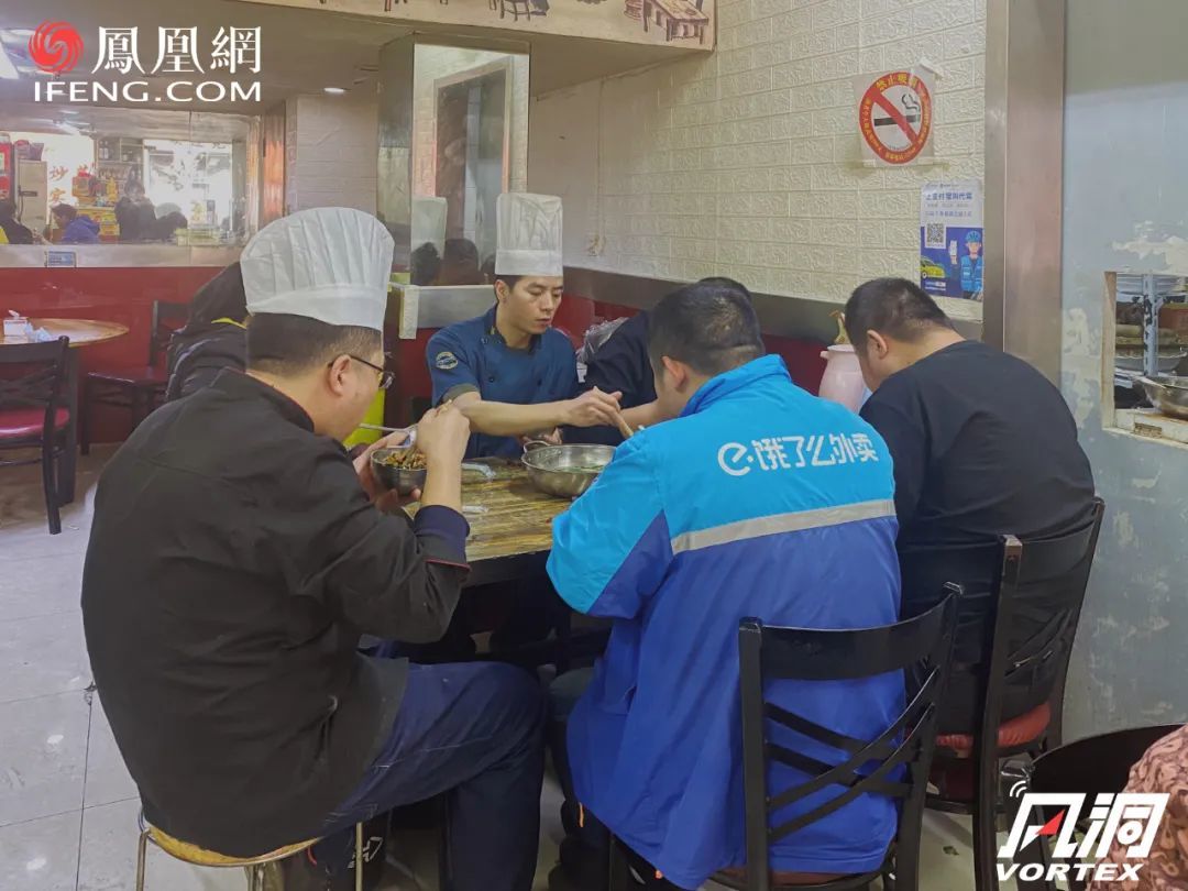 外卖员正在和珍欣家常菜的员工一起吃员工餐