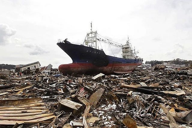 火山爆发往往伴随着地震、海啸等次生灾害
