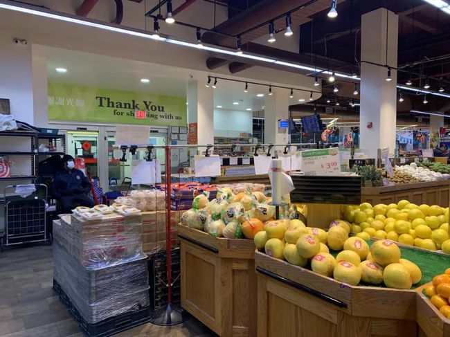 大中华超市可乐娜店内