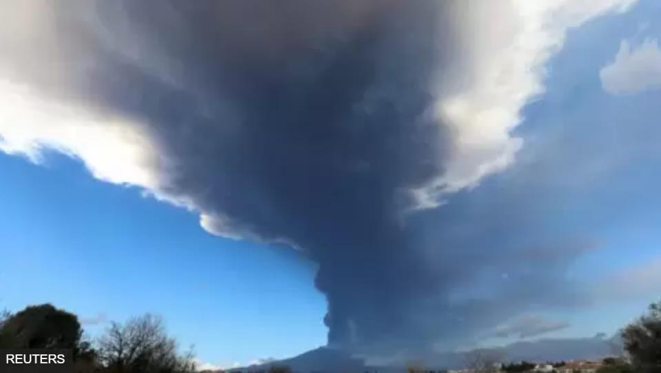 埃特纳火山爆发，天上弥漫火山烟尘